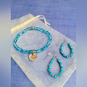 Blue beaded stretch bracelet with gold charm